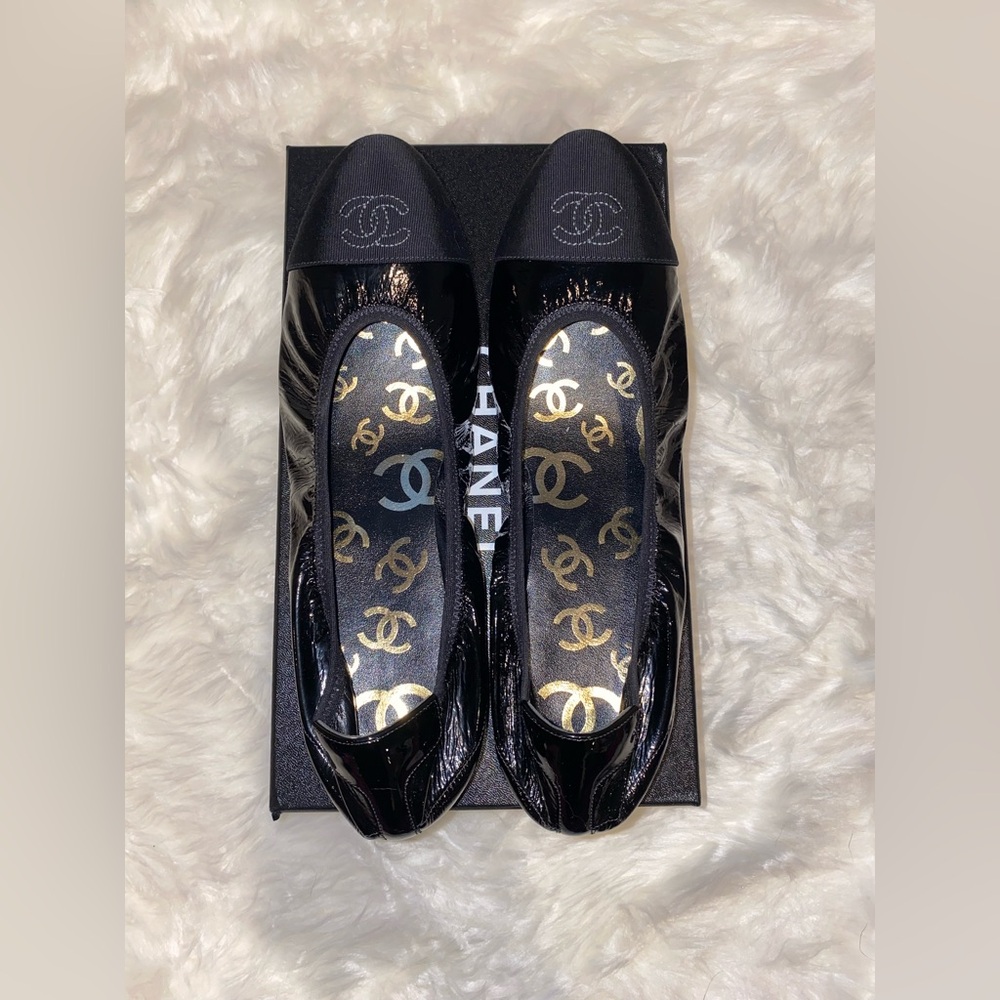 RARE Authentic Chanel Black Patent Leather CC Cap Toe Ballerina Ballet Flats